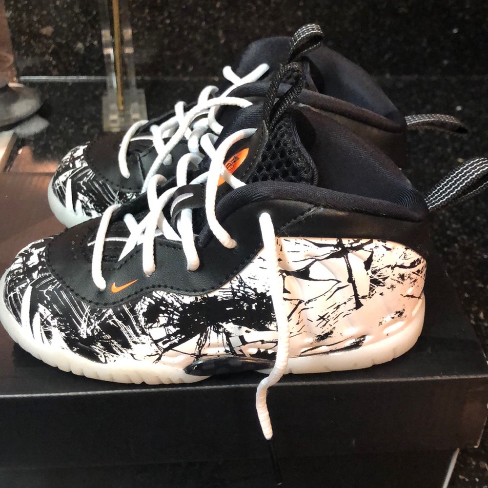*worn once* NIKE BOYS LITTLE POSITE SHOES